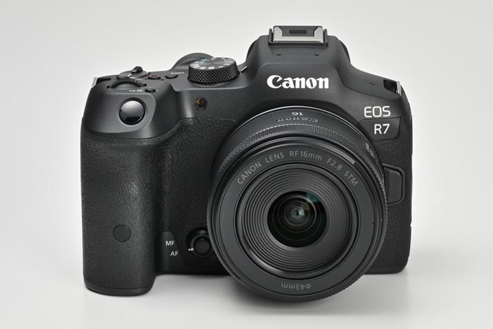 ^EyʂȁuRF16mm F2.8 STMv𑕒C[WBuEOS R7vɑƏœ_26mm̍LpEPœ_YƂȂ