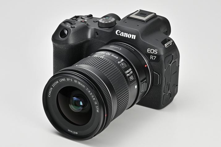 ̃}EgA_v^[āA჌tṕuEFYv𑕒łB̉摜ł́AEF-S}Eg̒LpY[YuEF-S10-18mm F4.5-5.6 IS STMv𑕒Ă