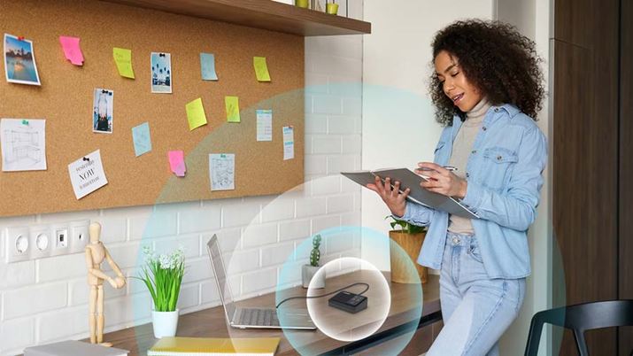 w}CNƃXs[J[uAI SPEAKERPHONEvBݒuꏊ3m̉^ĂBȂ̃v[e[VC