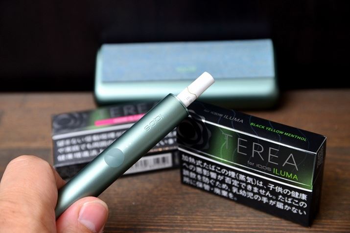 ʐ^̃pbP[Wɂ́AsNFŁuIQOS ILUMA pvƏĂ܂A͓tBւ̃vgȂ̂ŁA͂΃tBƎ܂