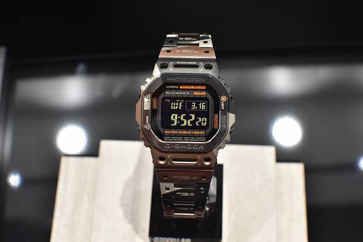 G-SHOCK@̃tFCX󂯌pAt𔽓]tɁA܂KXʏ̃Kp^[􉽊wp^[ɕύXȂǁAOfUCɍ킹ăAWB{^̋@\\ɂ́AR[V}[N͂}[LO[U[󂵂Ă