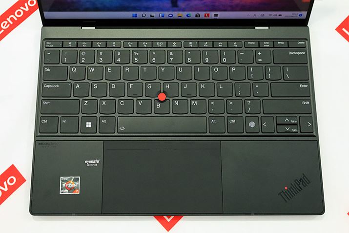 uThinkPad Z13 Gen 1v̓{L[{[hBCtrlL[FnL[̔zuAقThinkPadƂ͋tɂȂĂBJ[\L[̃CAEgႤ