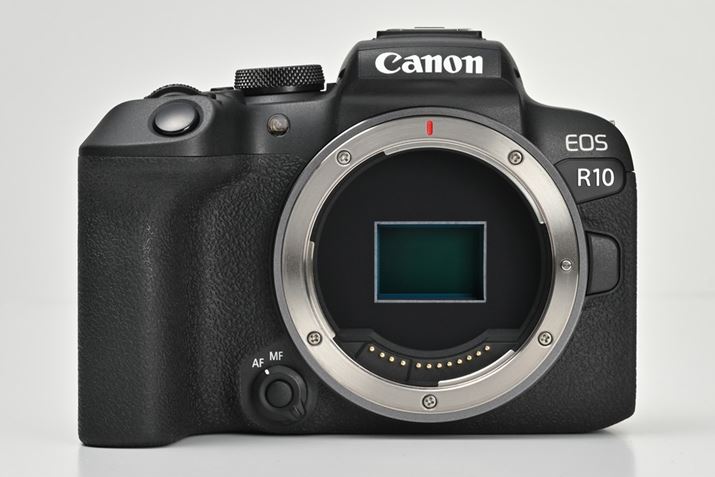 uEOS R7vƓlA{fBOʂ̉E葤AF/MF̐؂ւXCb`itH[JX[hXCb`j𓋍ځBuEOS R7vƂ͈قȂAdItɃVb^[@\iZT[ւ̃S~t}@\j͗pӂĂȂ