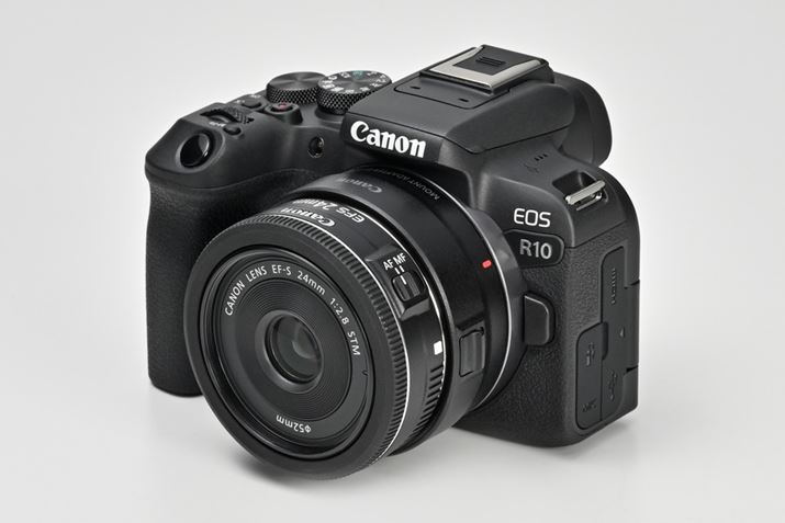 ̃}EgA_v^[uEF-EOS RvāA჌tṕuEFYvuEF-SYv𑕒邱Ƃ\B̉摜ł́ALpi35mmZŏœ_38mm̉pj̔^pP[LYuEF-S24mm F2.8 STMv𑕒Ă