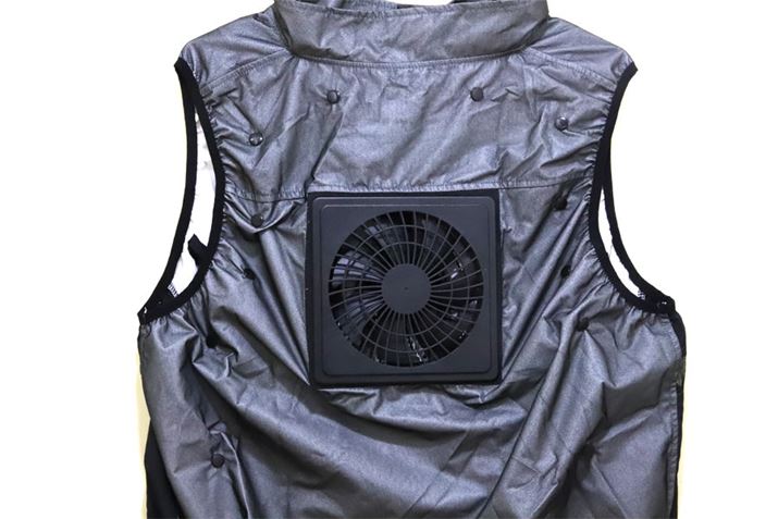 w̒ɃhƔzuꂽA͂̑^t@B荞񂾕xXg̒ɑ܂