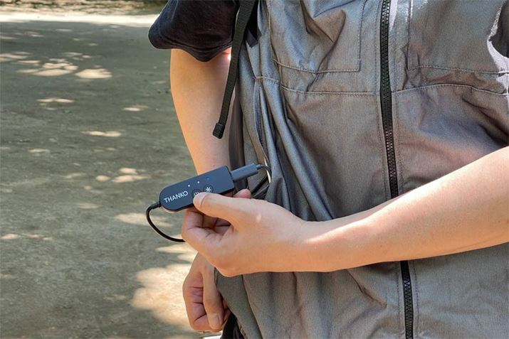 xXg̃|Pbgɂ́AdRlN^p̃Rg[[tBɁAoCobe[Ȃŋd܂