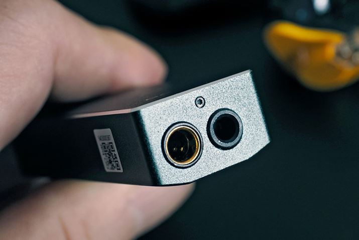 4.4mm̃oXo͂ƁA3.5mm̃VOGho͂ɑΉ