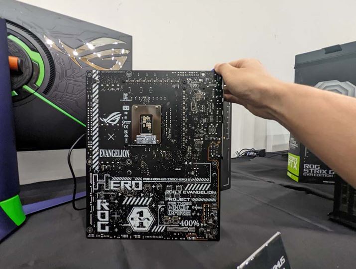 ƂɁA}U[{[h̔wʂG@dlɂȂĂ܂Bt猩ȂłAASUSBȂƂ܂łƂՂՂ邵܂