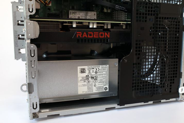 Radeon RX 6600XT̃rfIJ[h͂ȂȂ̑傫B500W̓d͉ɔzuĂ܂