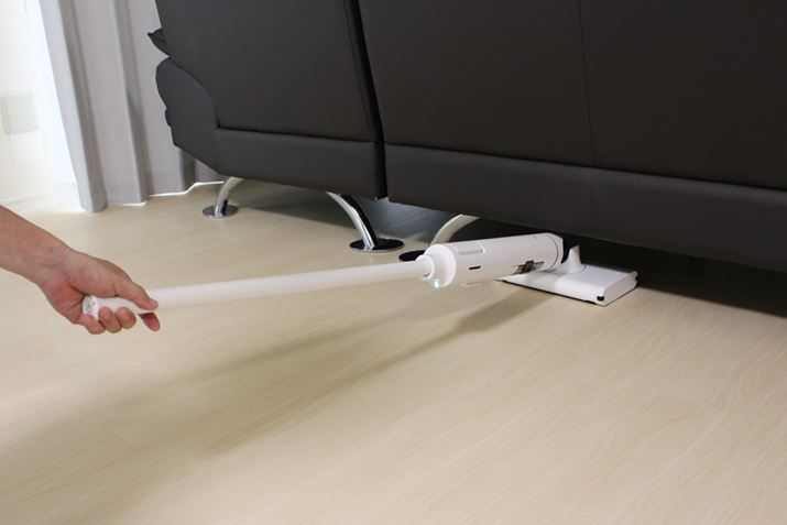 ȂAXeBbN͏ヂfƔׂƂȂ菰ʋ߂܂œ|悤ɂȂAł80°̊px܂ŉāA18cm܂ł̃\t@ɓƂĂ܂BłE͂邽߁AMґɂ\t@͉̉܂ňCɂ͑|ł܂ł