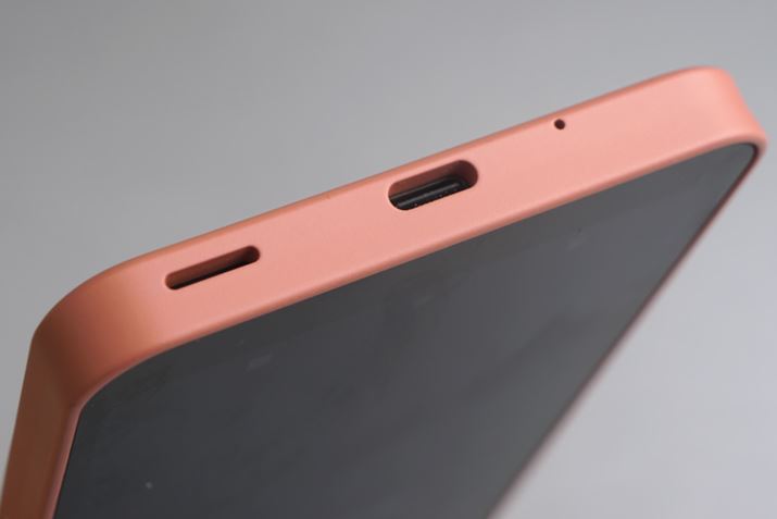 {fBʂ̓Xs[J[z[USB Type-C|[gBȂAXs[J[̓mo͂