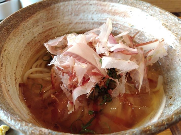 ԐړIɎRޓXŎBeʐ^B͂薾ÍɕqŁẢe̓fBe[͂肹AnCCg͔тNĂBeʐ^i4160×3120A1.69MBj