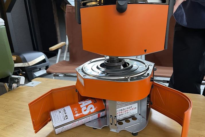 jbgɂȂ݂̃C^j̃KX{xZbgA㕔jbĝɂĂƐč̂܂