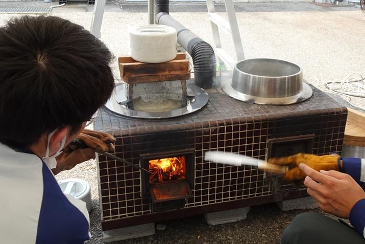 悤ɉHŁAђ̗lqEHb`BȂ݂ɁASH̃fXg[Vs܂A܂ǂ̉΂ɑ𐁂Ałƕ̃X^btւAΉ̒Ă܂B߂Đъ̑f炵