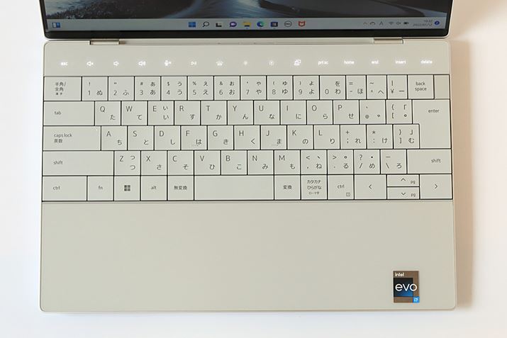 L[{[hʂ̓L[{[hƃp[Xg̒iȂtbgȌ`BEMM܂ŃL[zuĂAL[ƃL[̊Ԃ킸