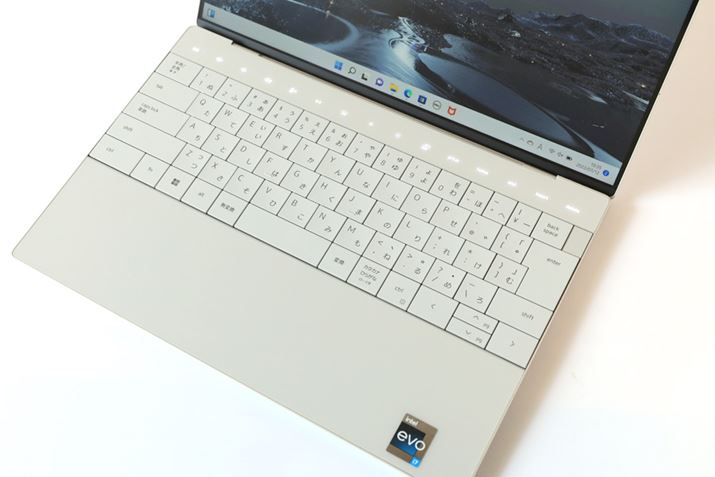 1̃KXfނō\ꂽp[XgBʓIȃm[gp\Rɂ^b`pbhȂAȂŒɂƑgݍ܂Ă