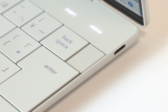 L[{[h̉EɎwF؃ZT[ڂĂ