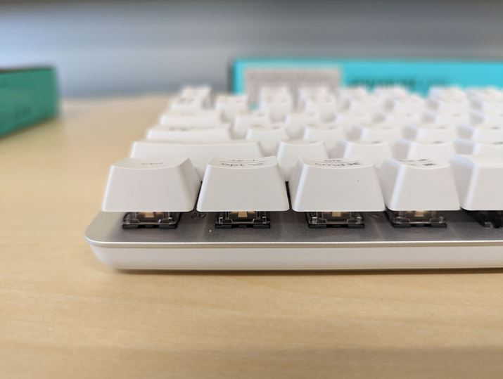 L[̓Vʂ́AwɃtBbg悤J[u`fUCBL[XCb`́AԎ݂̂ƂȂĂ܂BȂAobNCg͓ڂĂ܂