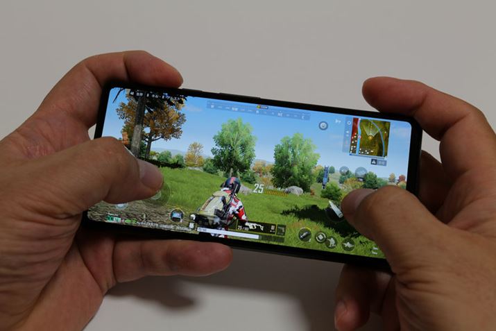 ogCQ[uNEW STATE MobilevvCĂ݂A\Iɂ͂܂ȂBfBXvC̃tbV[gő60HzȂ̂Ńkk𖡂킦Ȃ̂͂ƐɂAM҂炢̘rOȂ珟Eقǂ̃}CiX|Cgł͂Ȃ