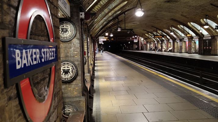 ʂ̏Ȃ̉wɁB邭N₩Ȏdオ肾Bx͍AmCY͗}܂Ă