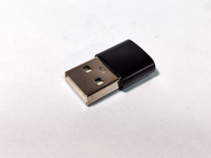 USB Type-C to Type-AϊA_v^[tĂAPCƐڑ邱Ƃł