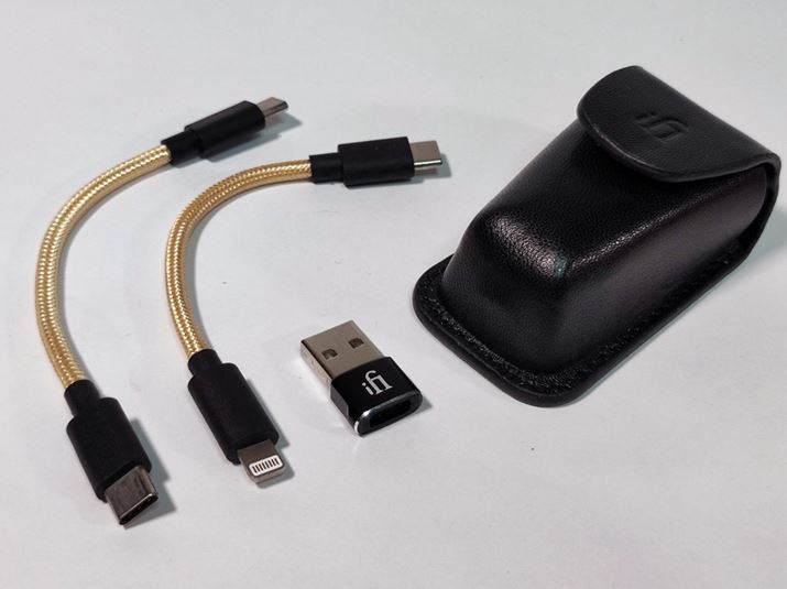 USB-TypeCケーブル、Lightningケーブル、USB Type-C to Type-A変換アダプター、キャリングケースなどが付属