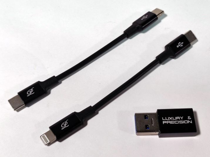 USB-TypeCケーブル、Lightningケーブル、USB Type-C to Type-A変換アダプターが付属