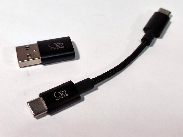 ケーブルは着脱式。USB-TypeCケーブルのほか、USB Type-C to Type-A変換アダプターも付属