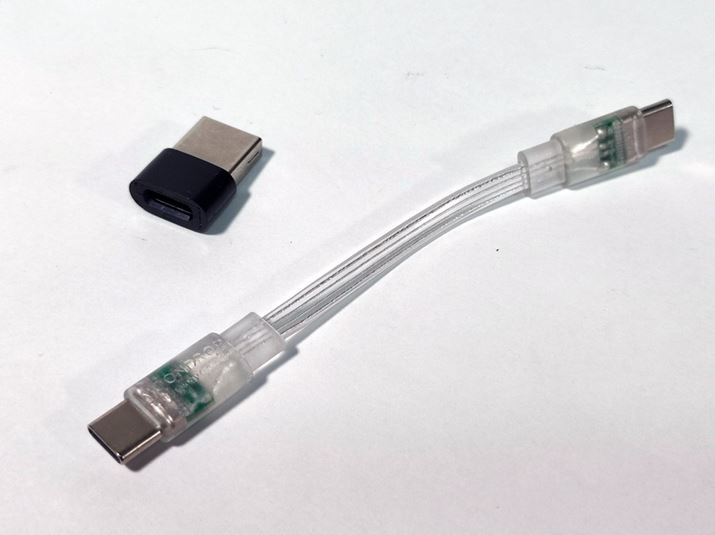 ケーブルは着脱式。USB-TypeCケーブルのほか、USB Type-C to Type-A変換アダプターも付属