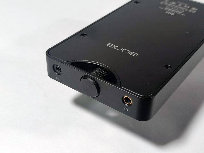 ヘッドホン出力は、3.5mmシングルエンドと2.5mmバランスの2系統