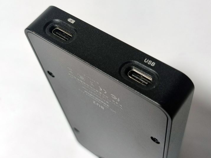 スマホとの組み合わせに便利な薄型ボディを採用。入力端子とバッテリー充電端子はUSB Type-Cで、それぞれ独立した形となっている