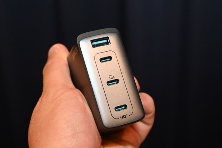 o͒[qUSB Type-C×3USB Type-A×1BUSB Type-C͒P|[gő100W܂ŏo͉\