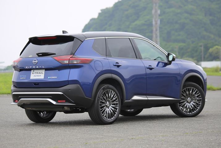 V^uGNXgCvI[ebNf̃tgGNXeAƃAGNXeABtǵAhbgp^[̃OIŁA܂܂Ȋpx猩ĂP悤ɃfUCĂB܂AtgAAATChɂ͂ꂼAdSŃChX^Xł邱ƂەtA^tBjbVp[cĂBzC[m[}fƂ̓fUCقȂA^C255/45R20̃~VuvC}V|4vĂ