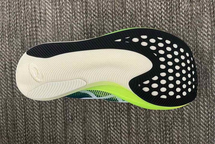 uASICS GRIPṽAEg\[́AAXt@gRN[gƂܑHōō̃Obv𔭊BlH嗝΂̂悤ȘHʂł́AuLbLbvƑ傫ȉoقǁAHʂƂł̂ۓI