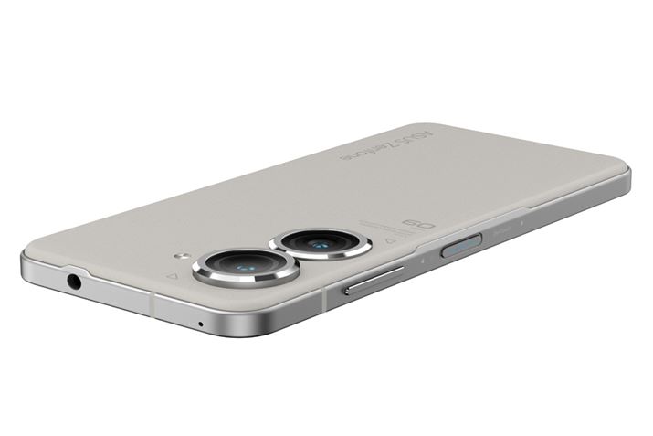 RpNgȃ{fBɑ傫ȃY𓋍ځB̍LpJ͂ɁA{̂班яoĂ悤