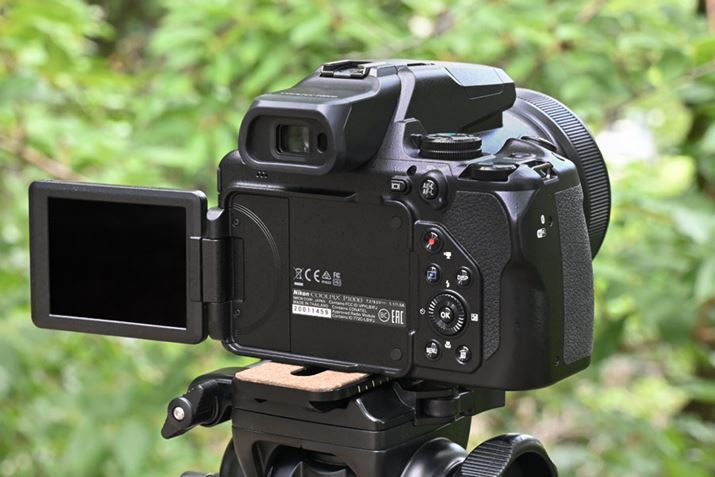 uCOOLPIX P1000v́A]Beɉƕ֗ȓdqr[t@C_[iEVFj𓋍ڂĂ܂BEVF`ȂJz[hƁA肵\ɂȂ̂ŁA]ɔ₷傫ȎuhȂʑ̂_Ƃł܂B܂A邢OŔʑ̂mFۂɂEVF͕֗łiEVFȂƔʑ̂mF邱ƂłȂƂ܂j