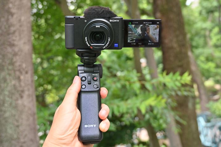 uVLOGCAM ZV-1v̐iCAbvł́AJƃCXŐڑłV[eBOObvuGP-VPT2BTvtLbguVLOGCAM ZV-1GvpӂĂ̂j[NBBۂɕ֗ȃACełB̉摜ł́AV[eBOObvuGP-VPT2BTvƂƂɁAJ{̂ɕWŕtEChXN[Ă܂