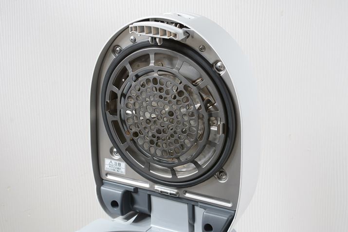 ӂ̗Ƀq[^[𓋍ځBt@ĂAo鉷ŐS~Ɋ܂܂鐅A܂B܂AŊ邽߁Aیʂ̂