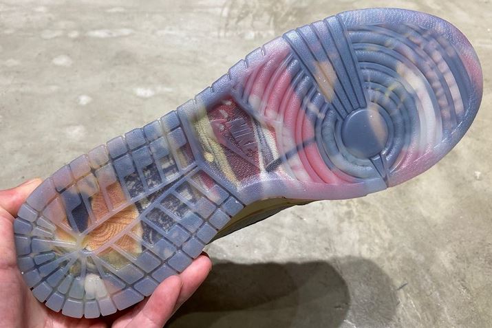 AEg\[ɂ80N̍LOtBbNIB̕\ʂ́ANAo[݂Ăƕی삵Ă܂