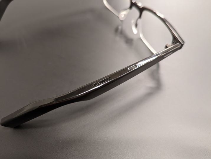 Ẽev̏㕔ɃXs[J[×2ƃ}CNݒuĂ܂