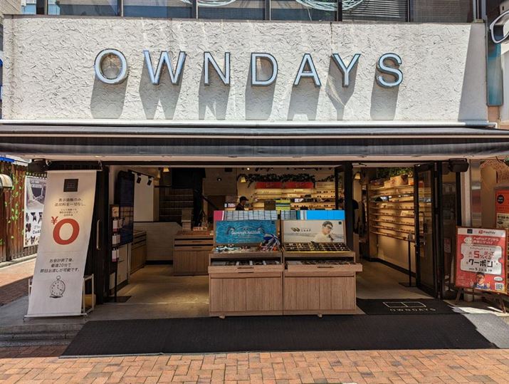 OWNDAYS̓X܂ɂăY\BȂ݂ɁAY̌20قǂŃTNbƊBÝAgpĂ郁Kl̓x̂܂܂ɍĂ܂BAX܂Ŏ͑Ă邱Ƃł܂