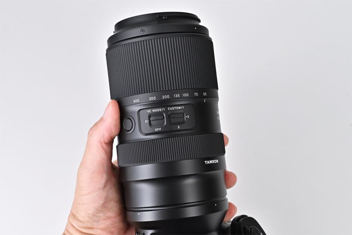 ̒t߂Ƀ{^EXCb`ނ𓋍ځBJ{̂̃JX^L[ݒŊe@\蓖ĂtH[JXZbg{^Au␳[hIłVCXCb`ApPC\tguTAMRON Lens Utilityvŋ@\ݒłJX^XCb`i1`3jĂ