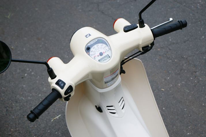 Jo[ŕꂽnh̒ɁAF̍AiO[^[𑕔X^CP