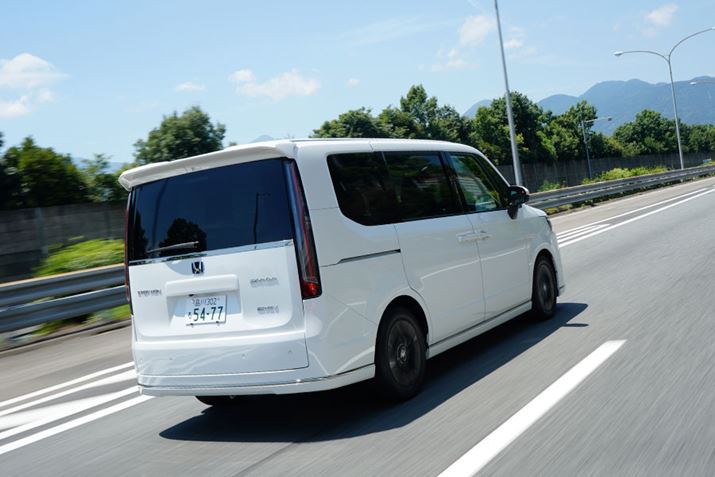 ̎ޒ̔RłA80`90km/hxŏq18`19km/LL^BXłĂ˂ɑ14`15km/LAy߂̃CfBOsĂ12km/Lێ܂