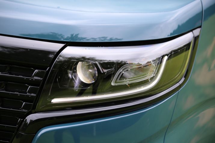 V^uXy[VAx[XṽwbhCgɂ́ALEDwbhvWőĂ