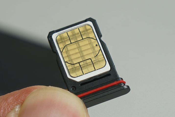 nanoSIMJ[hXbǵASIMJ[h\Ɏt^CvBȂAmicroSD[J[hXbgpłȂ