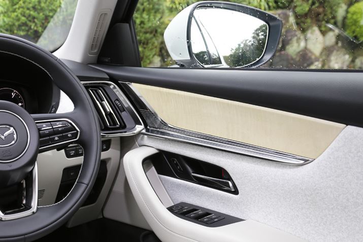 CX-60ɂ́AuPremium ModernvƁuPremium Sportsv́A2ނ̃v~AȃCeApӂĂBPremium ModerñCeAɂ́ACplɐD̏㎿{̊|D\ꂽXeb`{ĂAZ^[R\[hAplɂ͓VRؑfނ̗pĂ