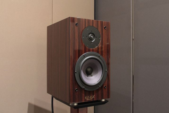 uKX-3SXv̓V[Y6ڃfBNvg͓{̃Xs[J[[J[łAgݗĂȂǂ̐uChECEWpvƂ邱ƂɂĂ