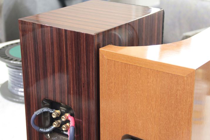 uKX-3SXvBwʂ܂Ŋ܂߂Ă\Ă邤AɎdグĂBʓIȃXs[J[ł͉Ê悤ɔwʂɔ̒fʁi،jAiɂȂĂ肷邱ƂB̂Nvĝ̂ЂƂ