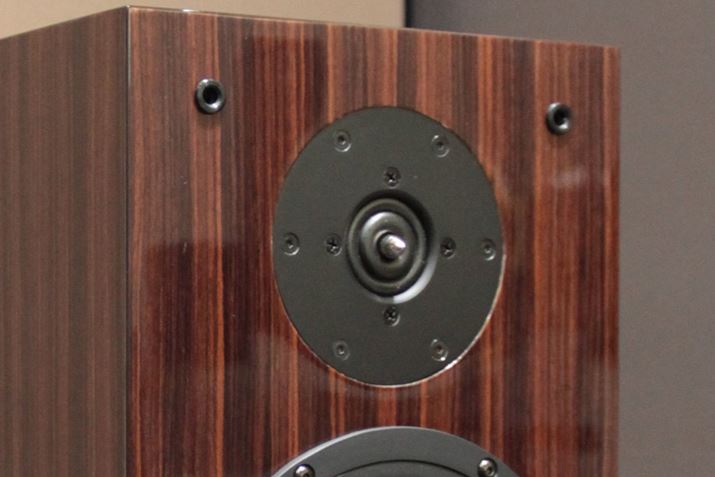 E[n[̏ɐݒuĂ̂35mmãVNfރO^cC[^[BʓIȃh[^ł́A`ʂɂčĐɒ_Ǝӕtʑŋ쓮Ă܂AtbgȓȂȂĂ܂ƂBł悻15kHzȏŒgJjJ2EFCh\Ƃ̂̌`Bɂ͖Ce^̃CRCU[tāA50kHz܂ł̃tbgȓꂽƂ